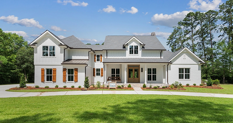 This beautiful front exterior of this home is a perfect example of Ron Lee Homes' work around the New Orleans area.
