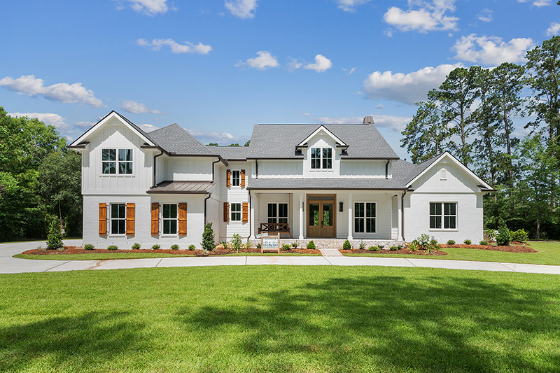 This beautiful front exterior of this home is a perfect example of Ron Lee Homes' work around the New Orleans area.